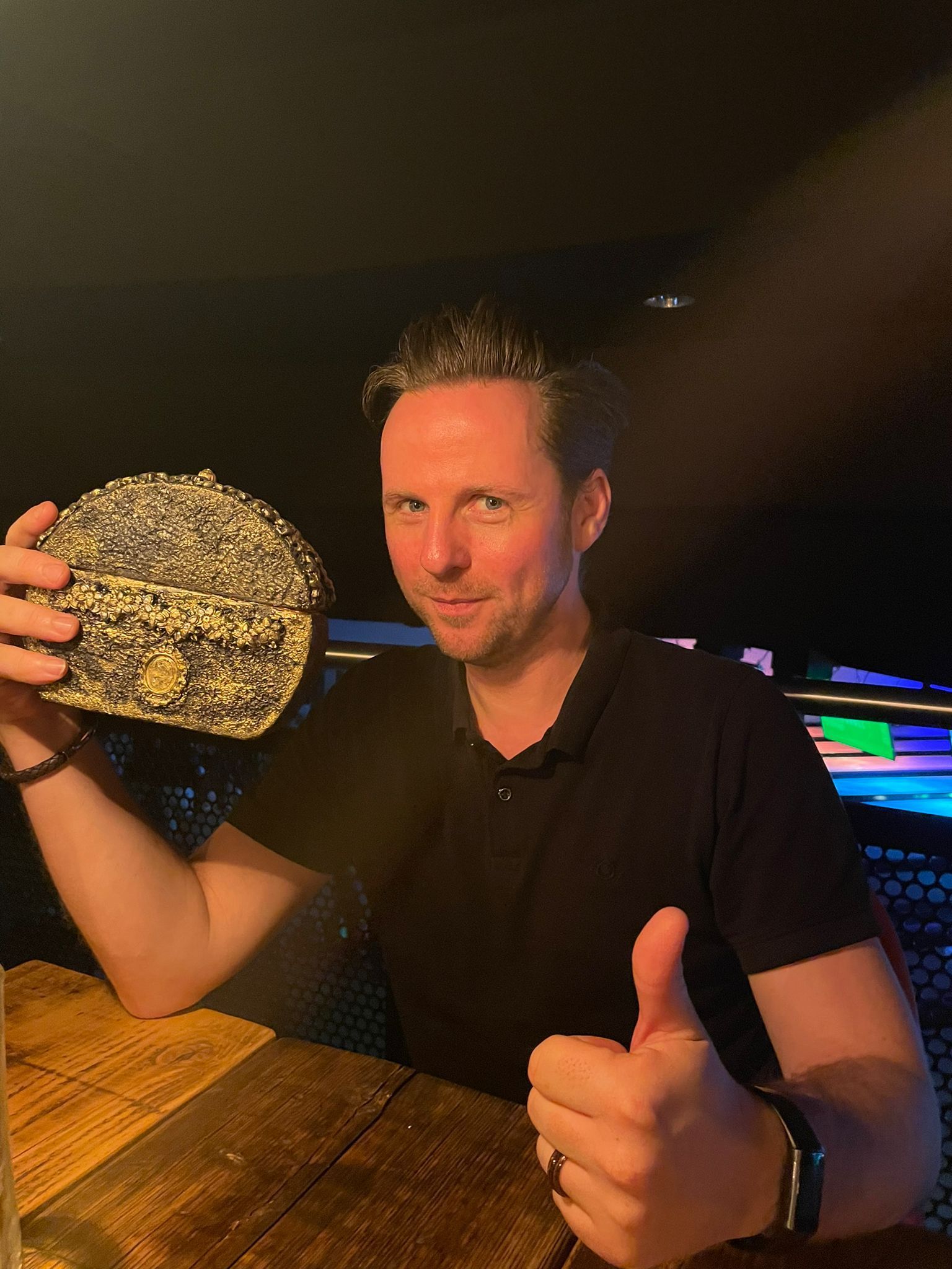 Mitarbeiter zeigt Geschenk bei der Weihnachtsfeier.