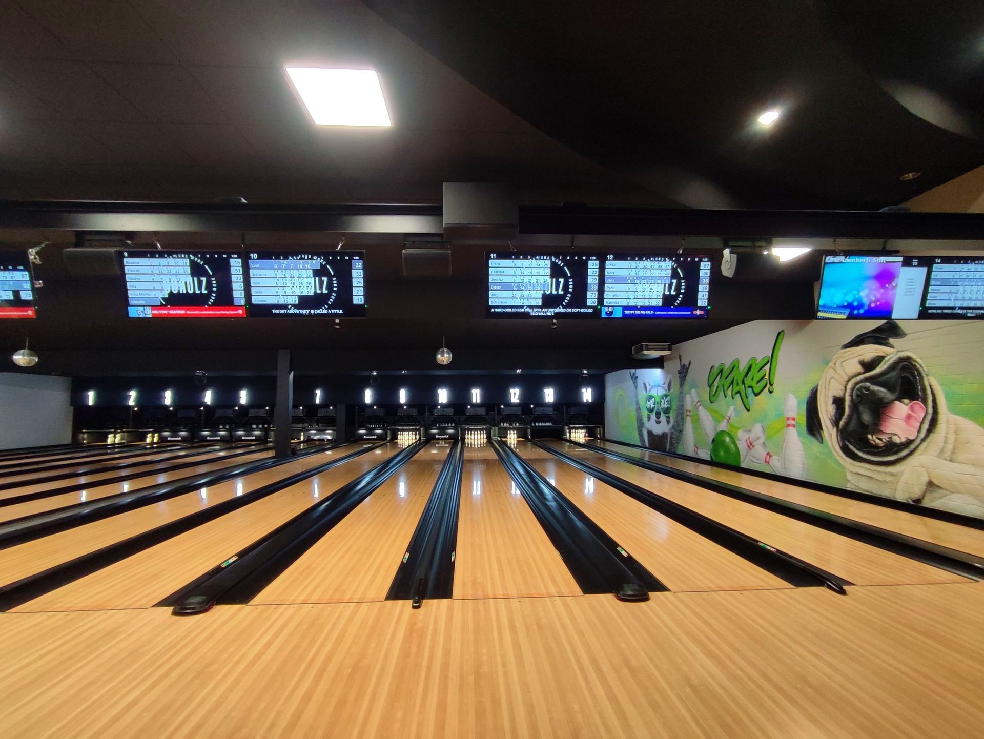 Bowlingbahnen in einer Bowlinghalle während der Mitarbeiter-Weihnachtsfeier.