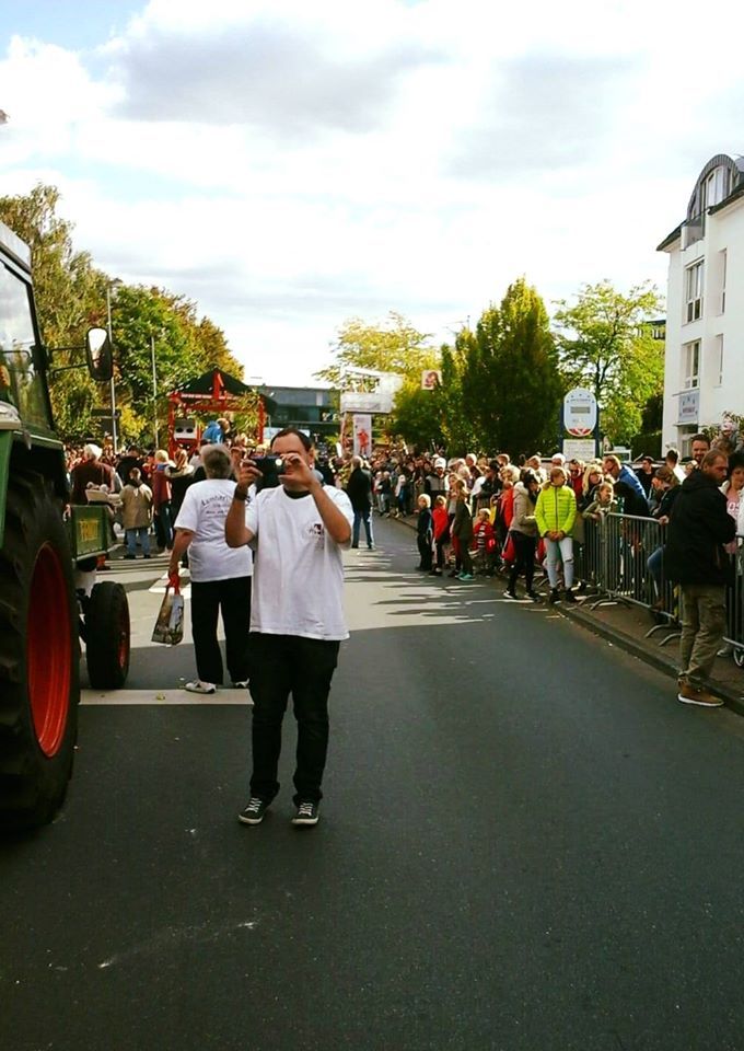 Teilnehmer des Lambertistifts fotografiert den Umzug während des Kramermarkts in Oldenburg.