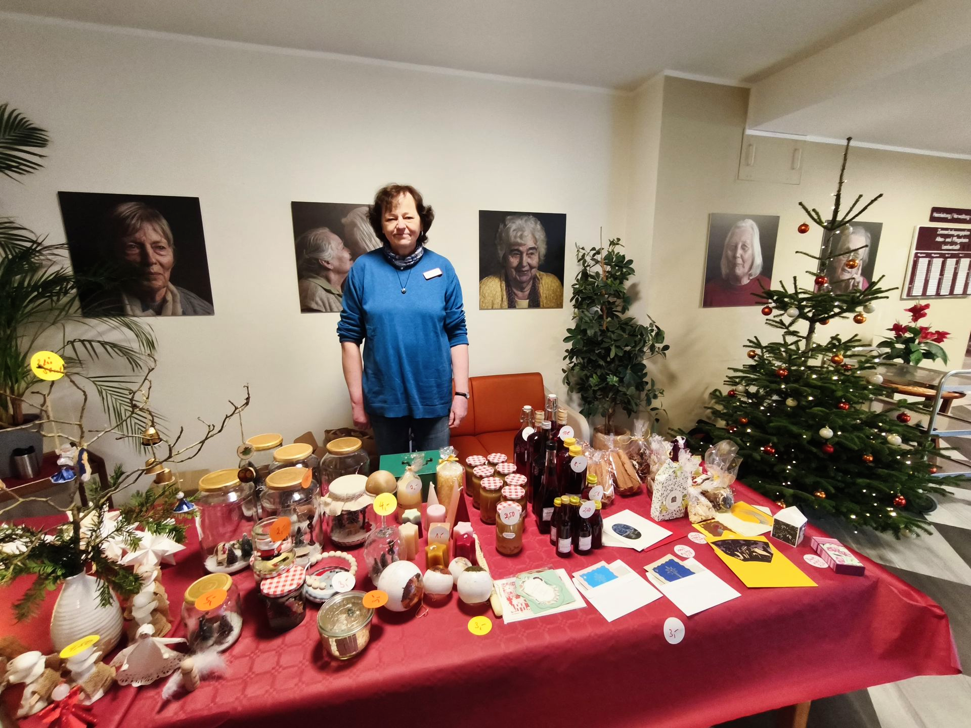 Stand mit selbstgemachten Geschenken und Marmelade vom Lambertistift.