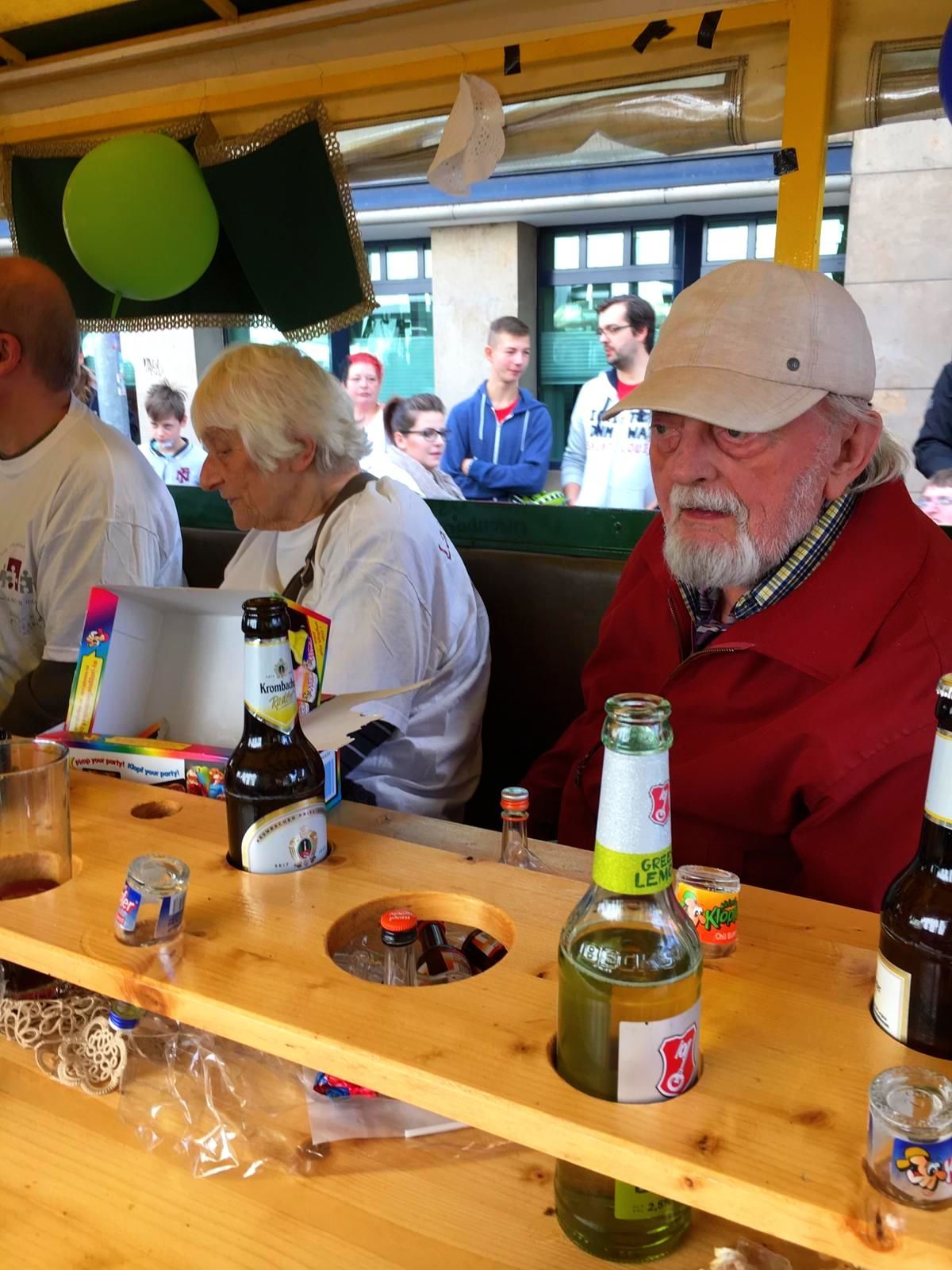 Bewohner und Mitarbeitende des Lambertistifts sitzen auf dem Festwagen und verfolgen den Kramermarktsumzug.