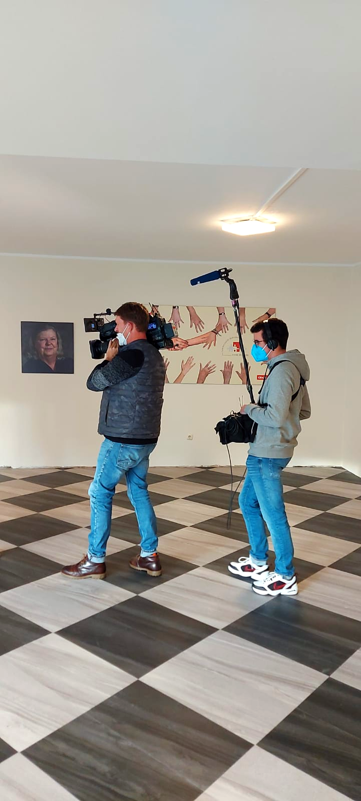 Ein Kamerateam filmt vor dem Speisesaal während der Einweihung der Fotoausstellung.
