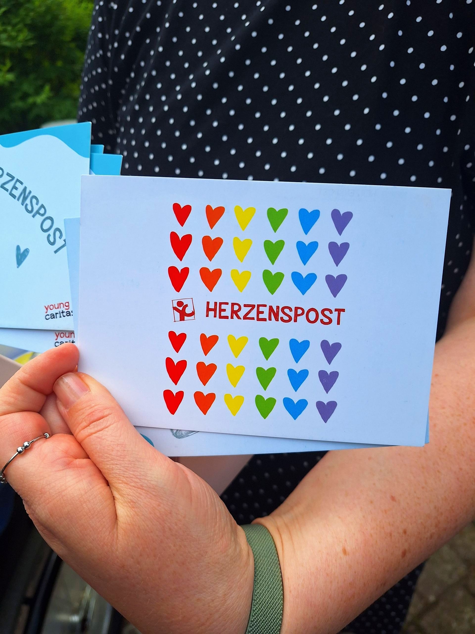 Bunte Herzenspost-Karten von Young Caritas.