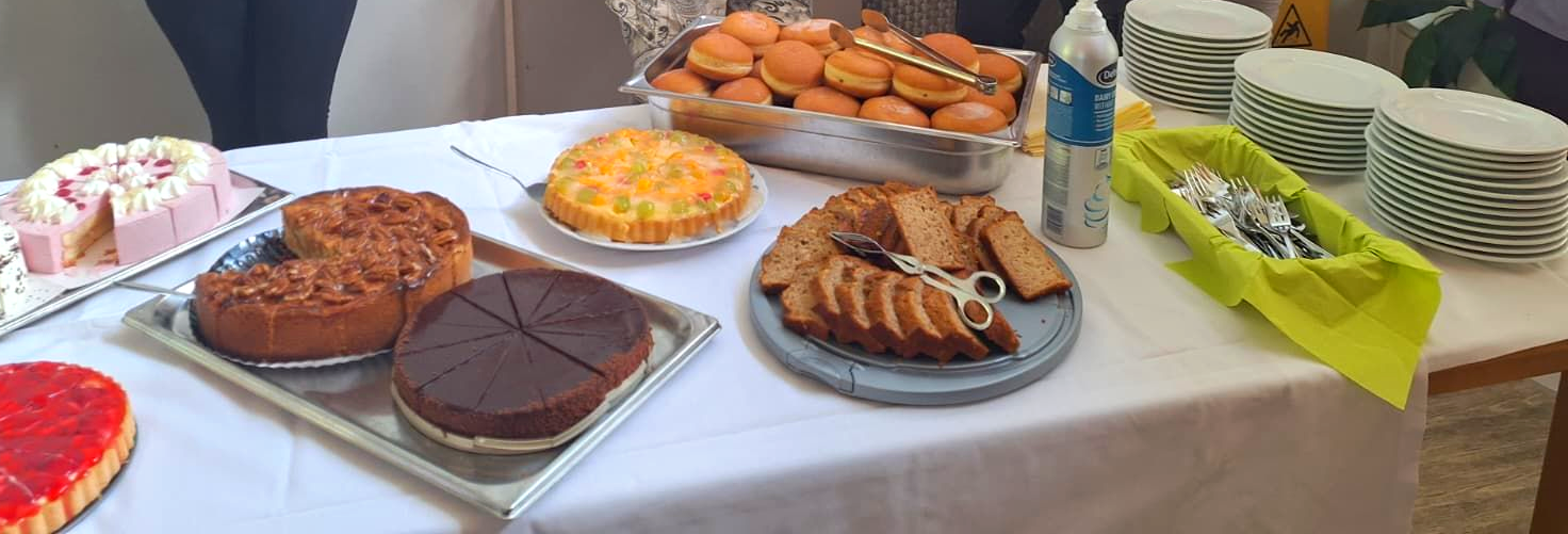 Kuchen- und Snackbuffet mit verschiedenen Torten und Gebäck beim Sommerfest im Lambertistift.
