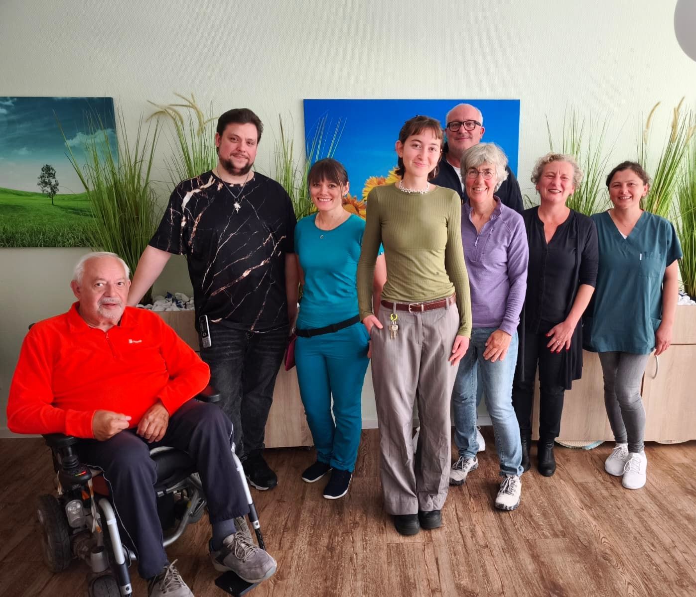 Bewohner und Mitarbeitende mit der neuen FSJlerin Sophie Sosath.