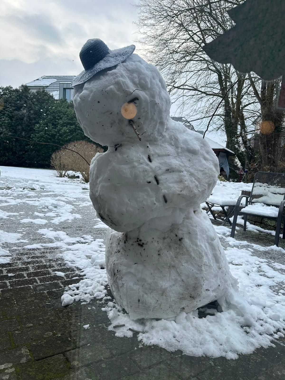 Großer Schneemann mit Hut im verschneiten Garten des Lambertistifts.