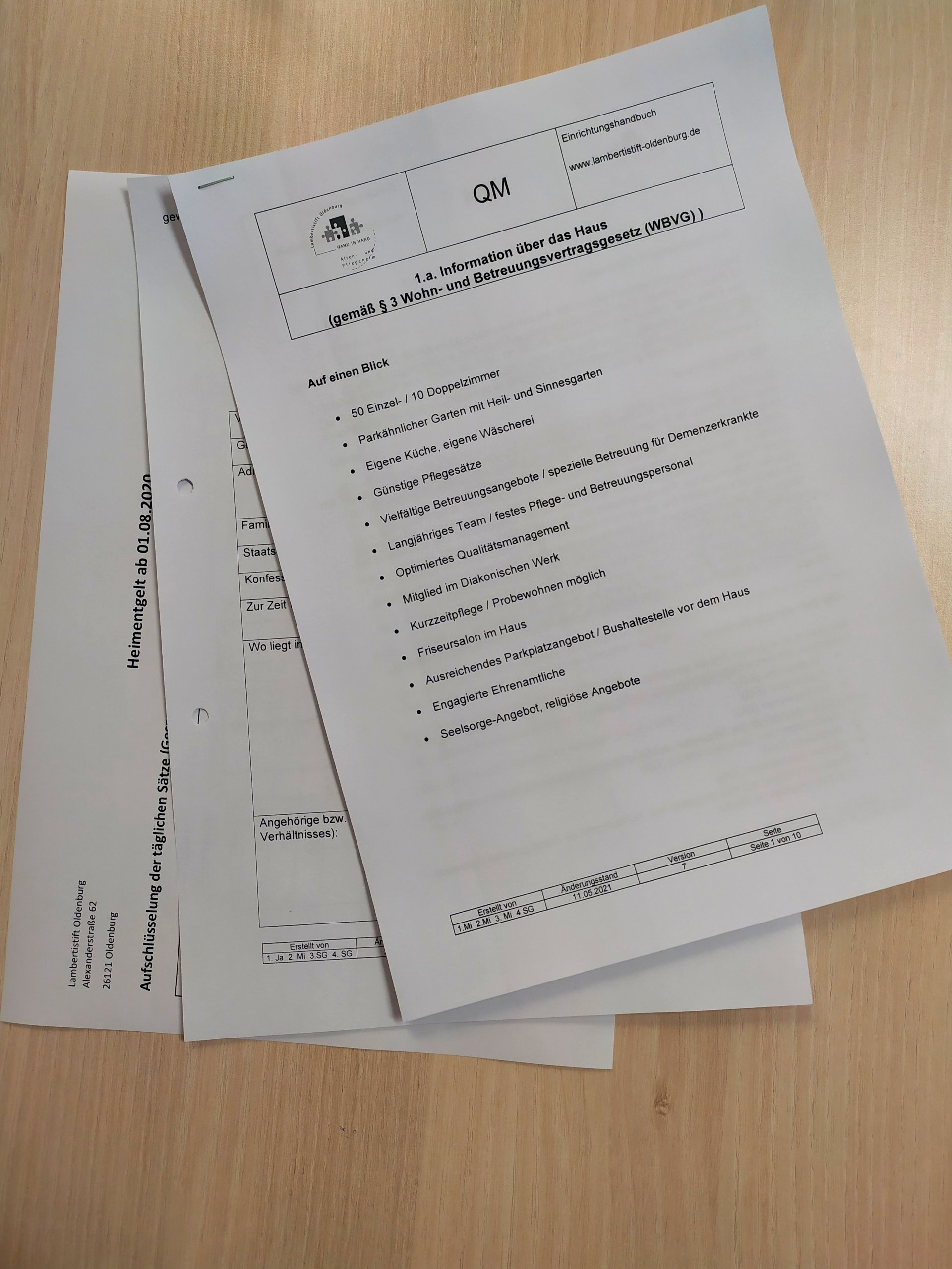 Informationsunterlagen zum Lambertistift auf einem Tisch.