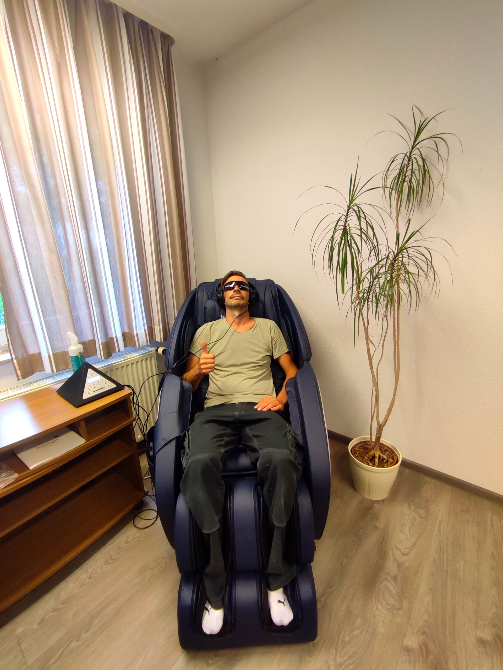 Haustechniker Rosé Funke entspannt in einem Massagesessel.