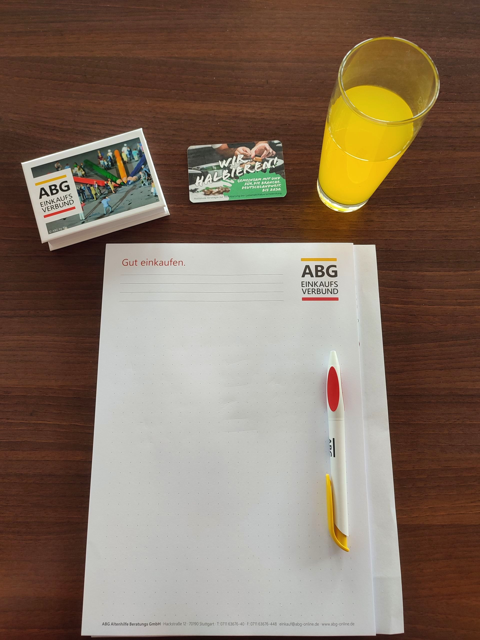 Notizblock u. Infomaterial des ABG Einkaufsverbunds auf ein Tisch während einer Schulung zum Thema Lebensmittelverschwendung.