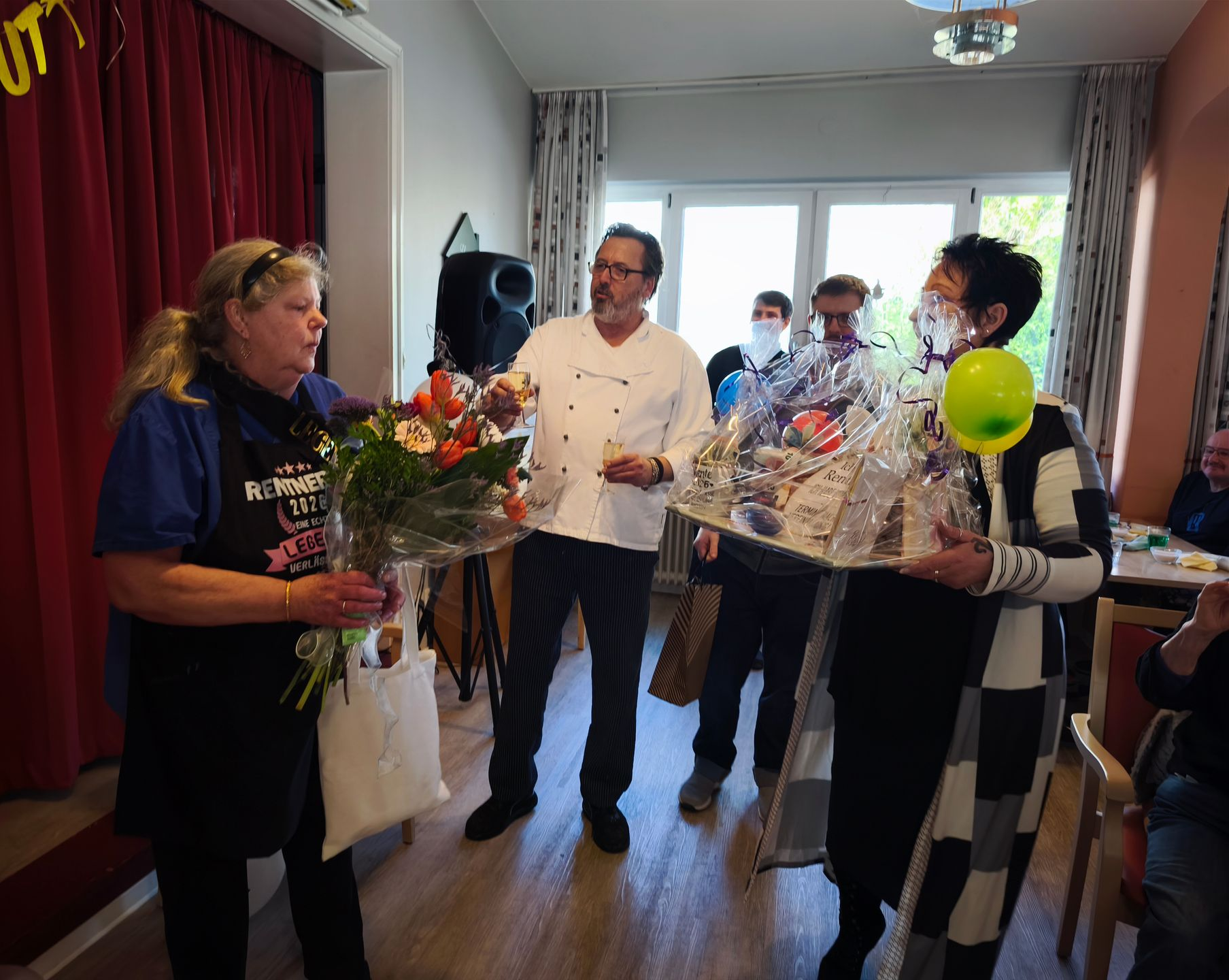 Übergabe von Geschenken an Marlis Birbenli zur Verabschiedung im Altenheim Lambertistift Oldenburg.