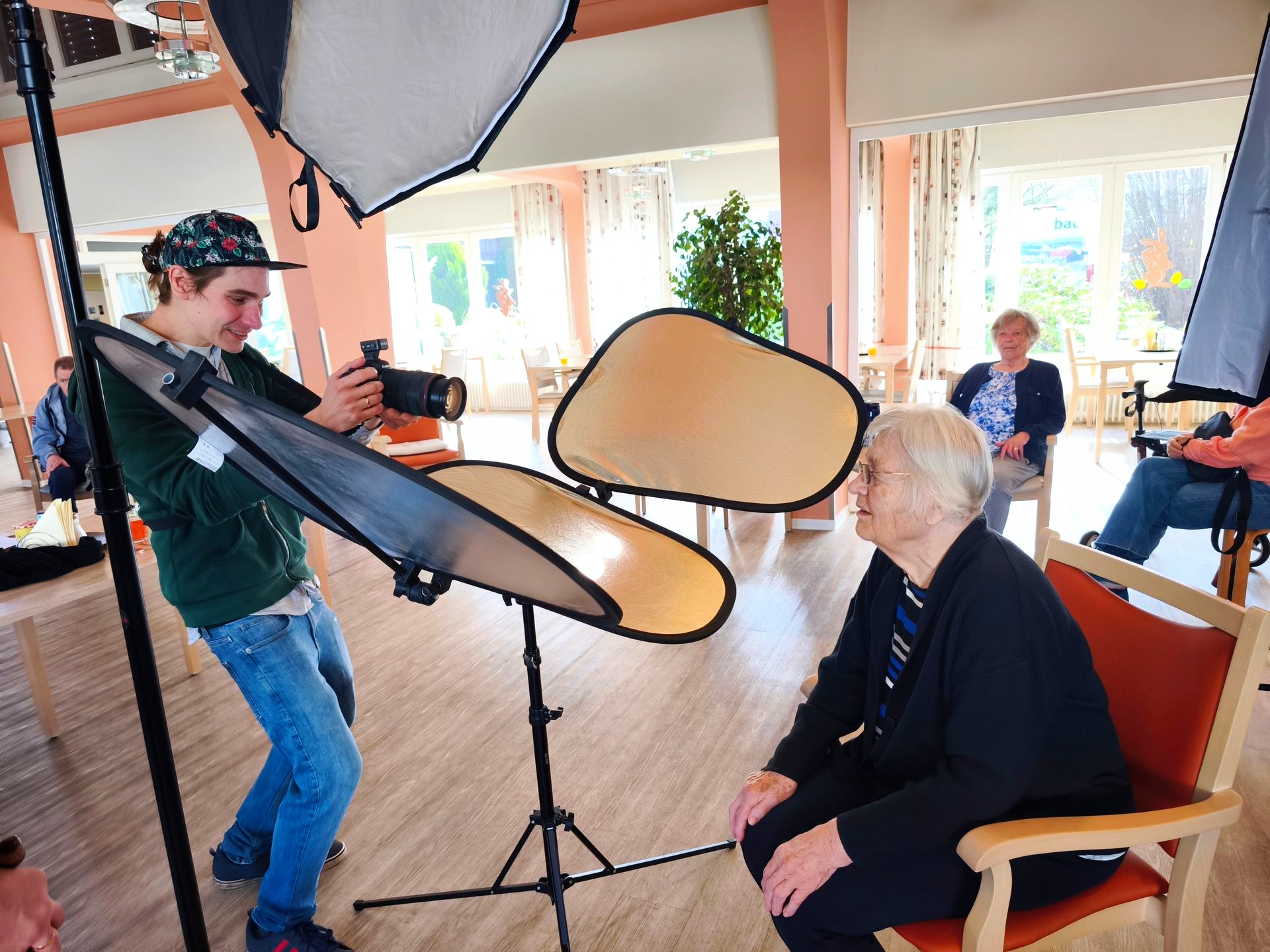 Fotograf Johannes Bichmann beim Fotoshooting 2026 mit Bewohnerin im Lambertistift Oldenburg.