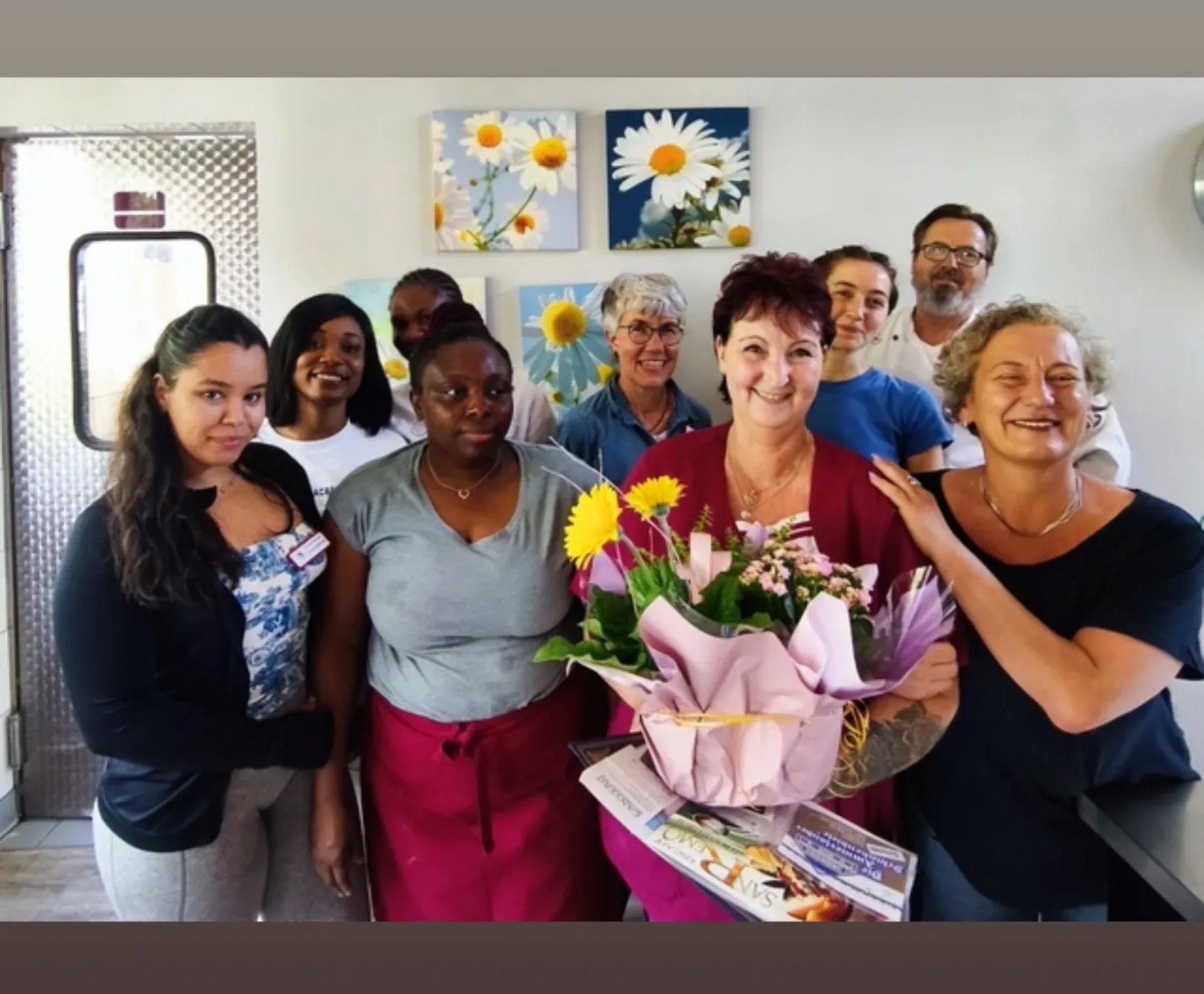 Bewohnerinnen und Mitarbeiter freuen sich über die gelungene Aktion Schultüte im Lambertistift Oldenburg.
