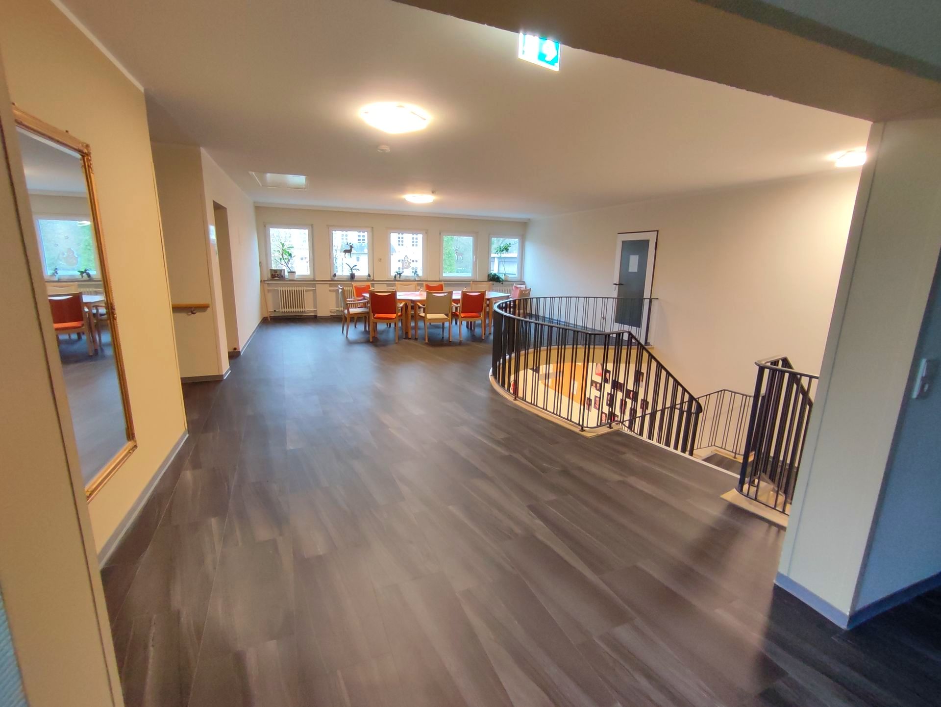 Empore mit neuen Bodenbelag nach der Renovierung.