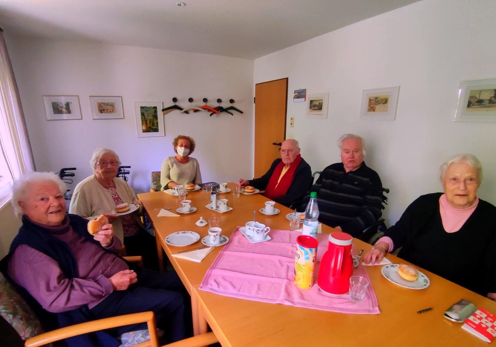 Fünf BewohnerInnen sowie Frau Mielke-Rüscher sitzen gemeinsam bei einer Sitzung des neuen Heimbeirats im Lambertistift.