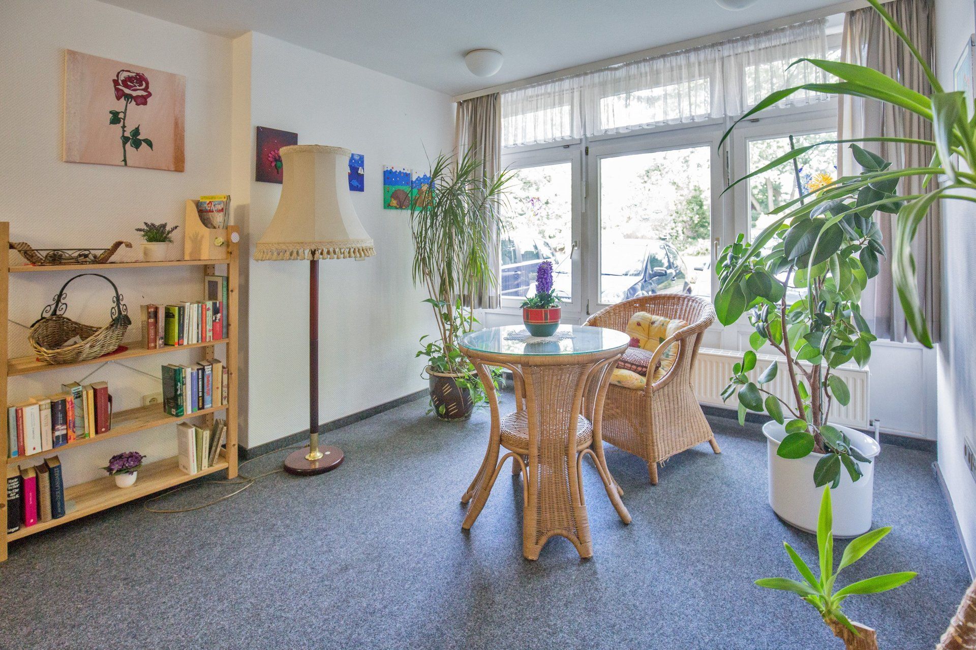 Gemütliche Leseecke im Lambertistift mit Tisch, Sesseln und Bücherregal.