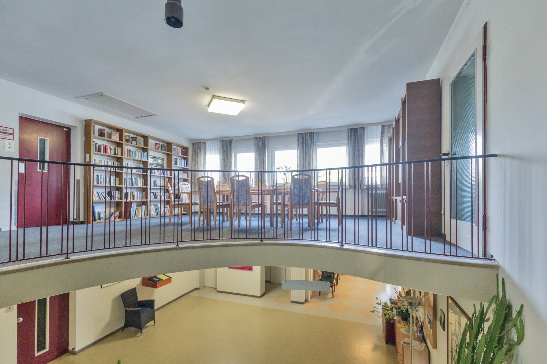 Bibliotheksbereich (Empore) im Lambertistift mit Bücherregalen und Tisch.