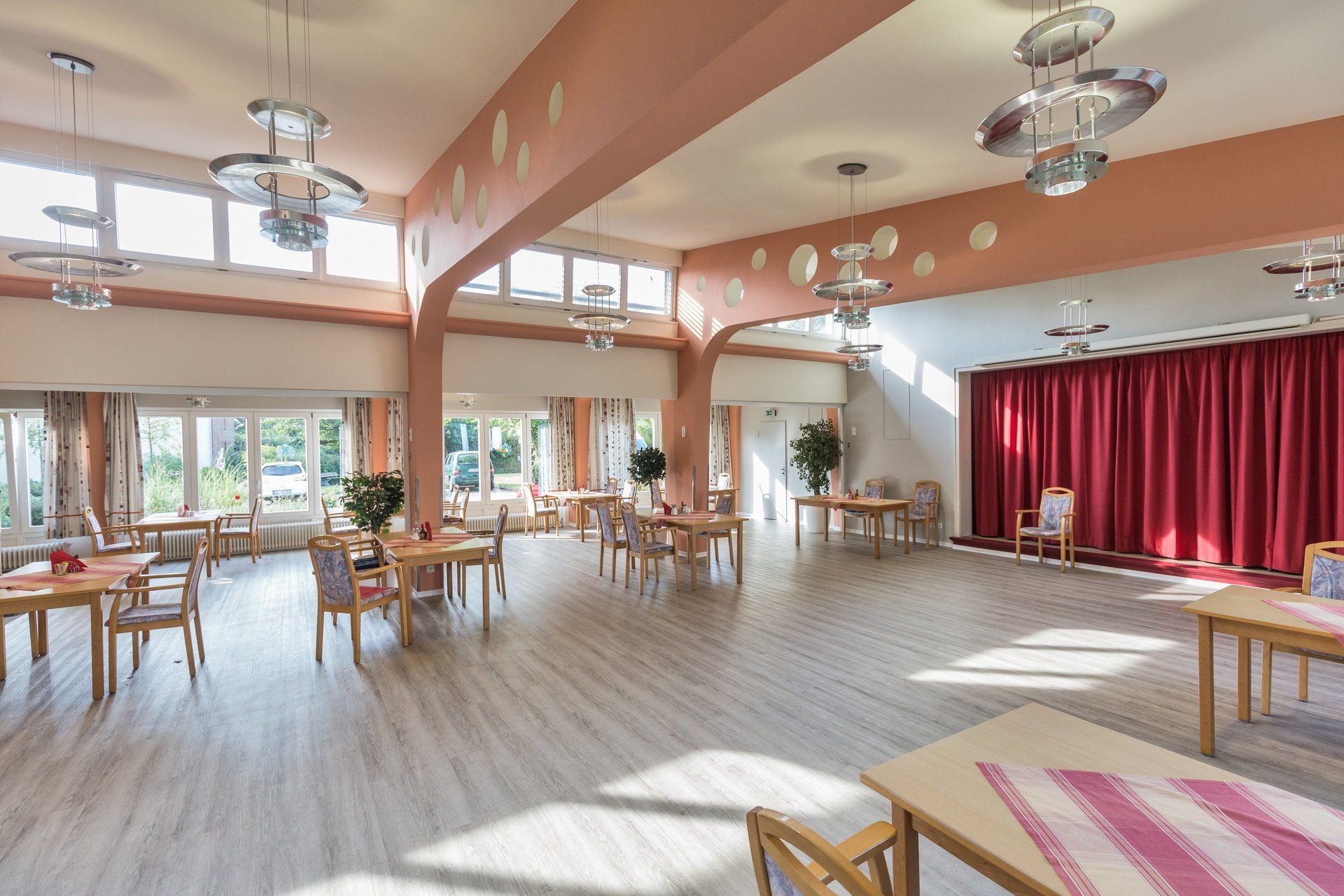 Großer Speisesaal im Lambertistift mit Bühne und Sitzplätzen.