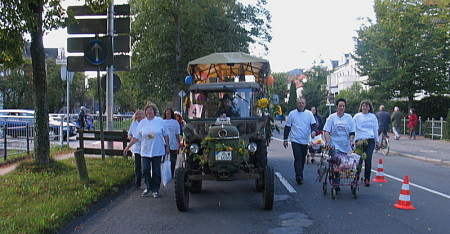 Mitarbeiterinnen und Mitarbeiter des Lambertistifts nehmen am Kramermarktsumzug in Oldenburg teil.