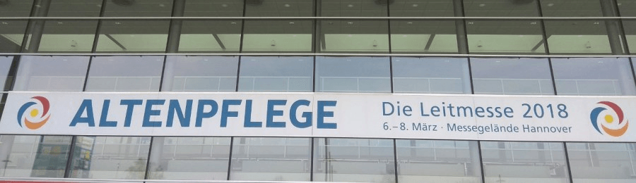 Banner der Fachmesse Altenpflege 2018 auf dem Messegelände Hannover.