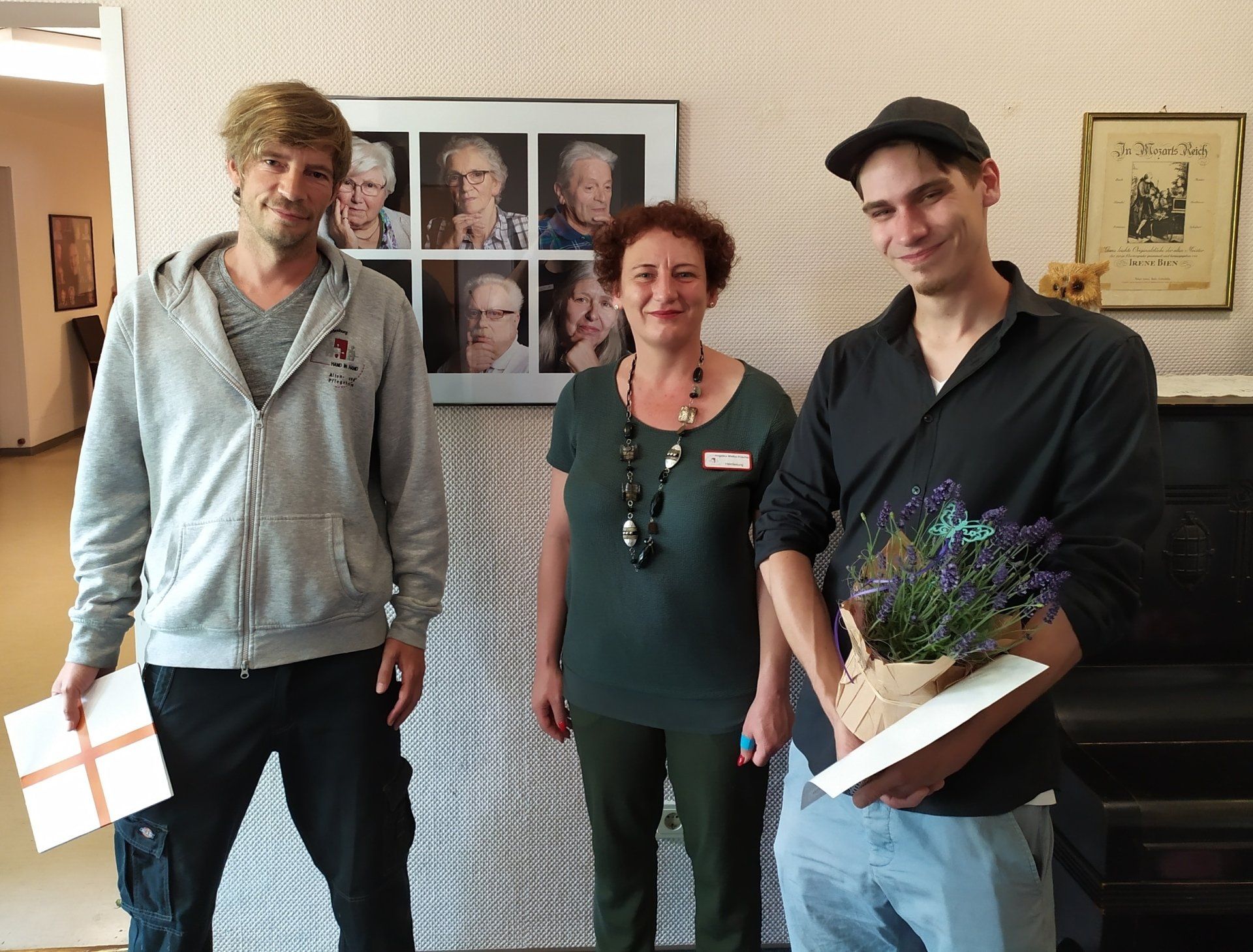 Gruppenfoto mit Herrn Funke, Frau Mielke-Rüscher und Herrn Bichmann Fotoausstellung Generationenvertrag von Soul Photo.