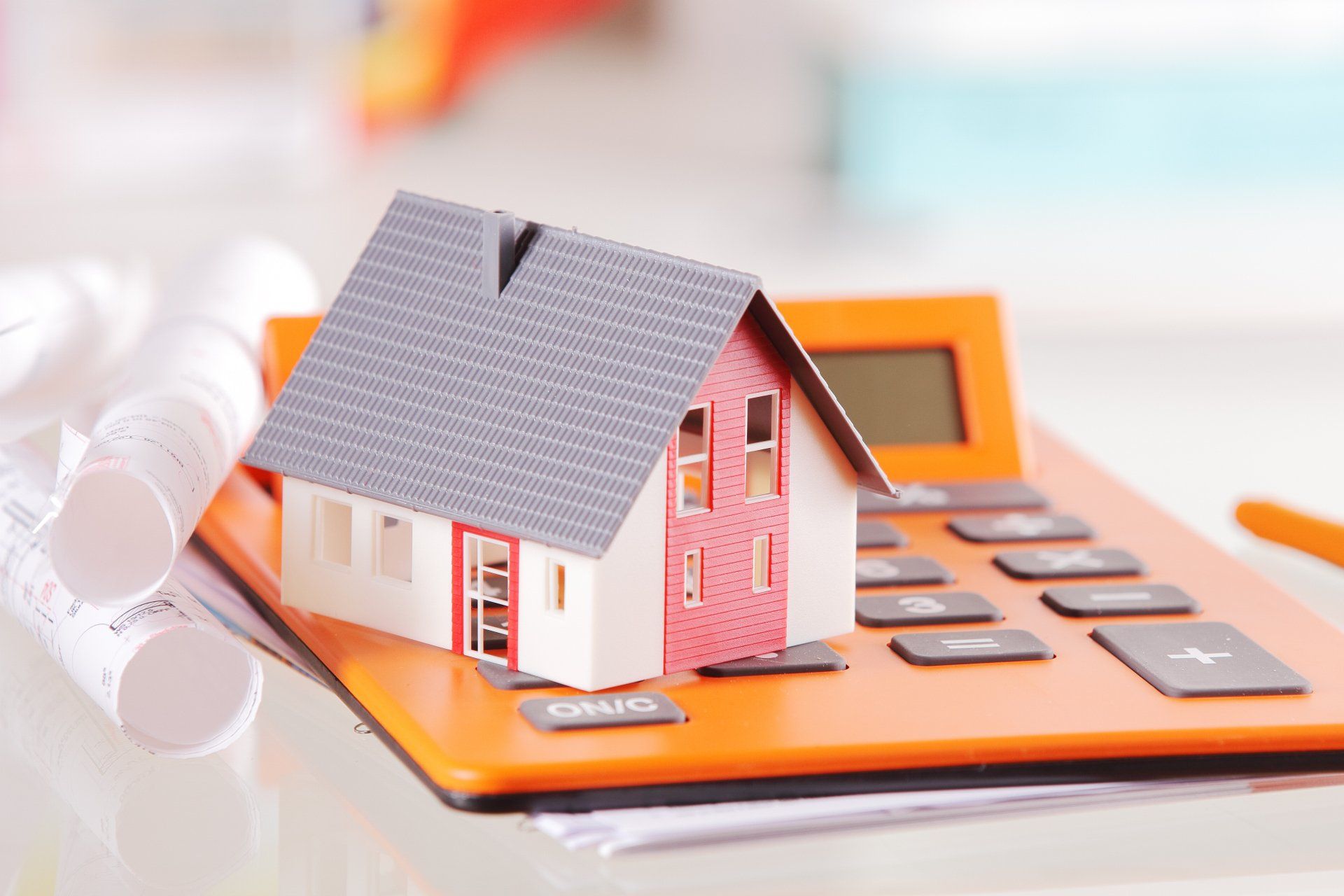 Erfolgreich in Immobilien investieren Immobilie und Taschenrechner