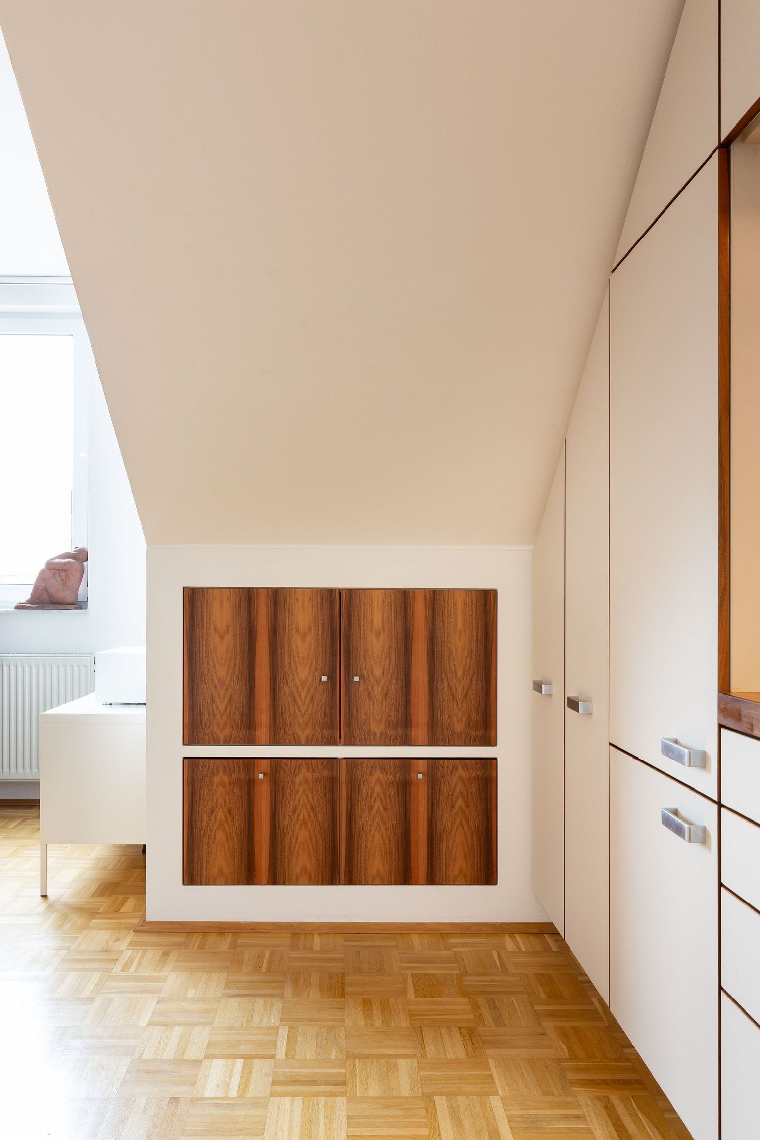 Dachschräge mit Einbauschrank nutzen