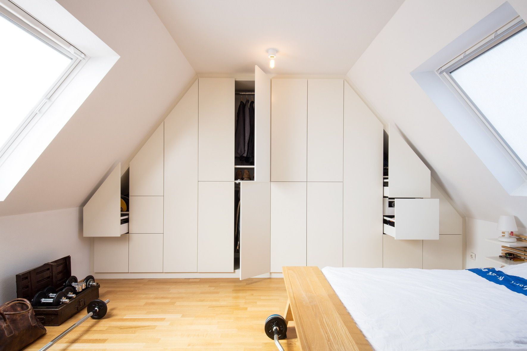 Einbauschrank an Giebelwand