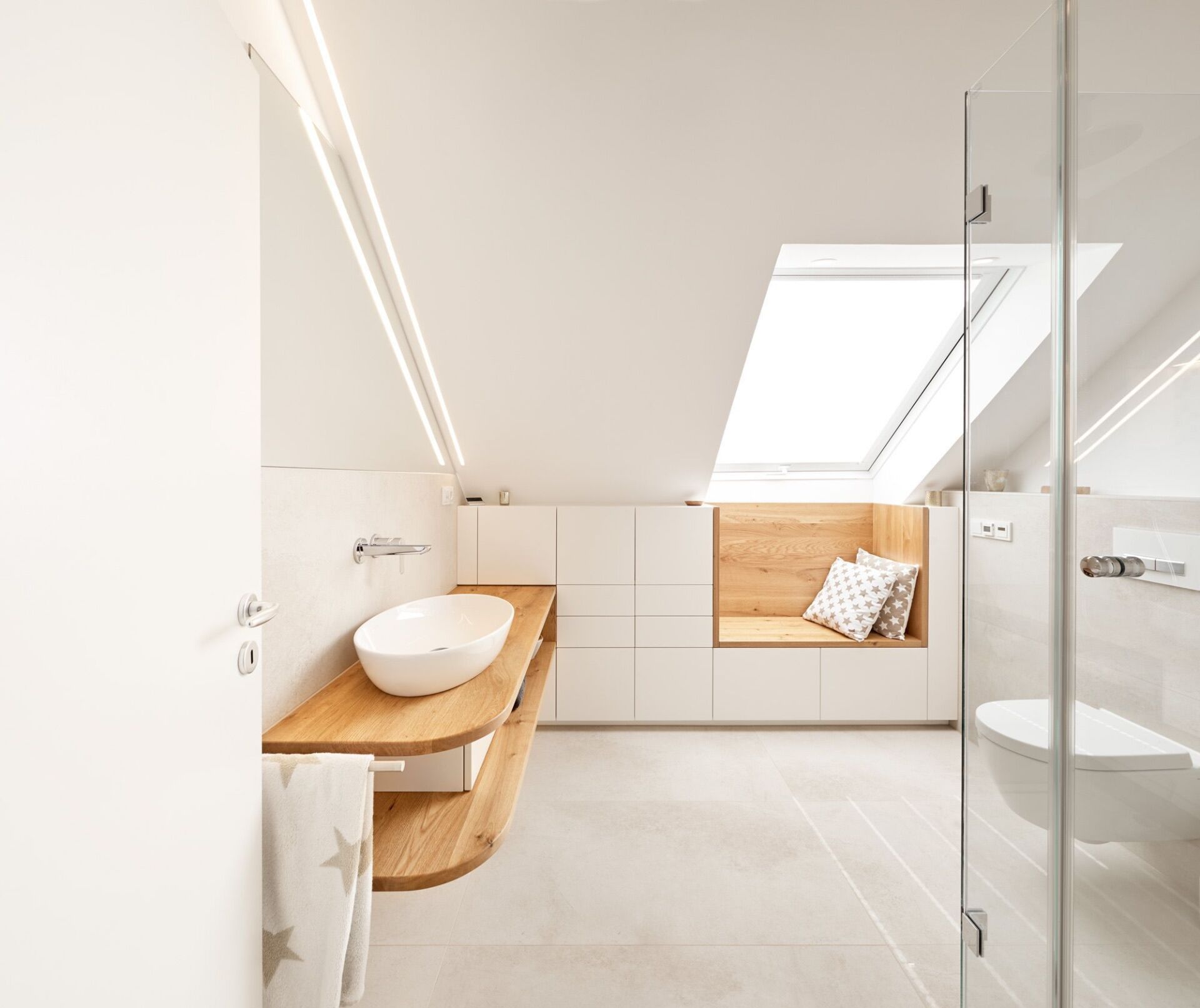 Badezimmereinrichtung im Dachgeschoss