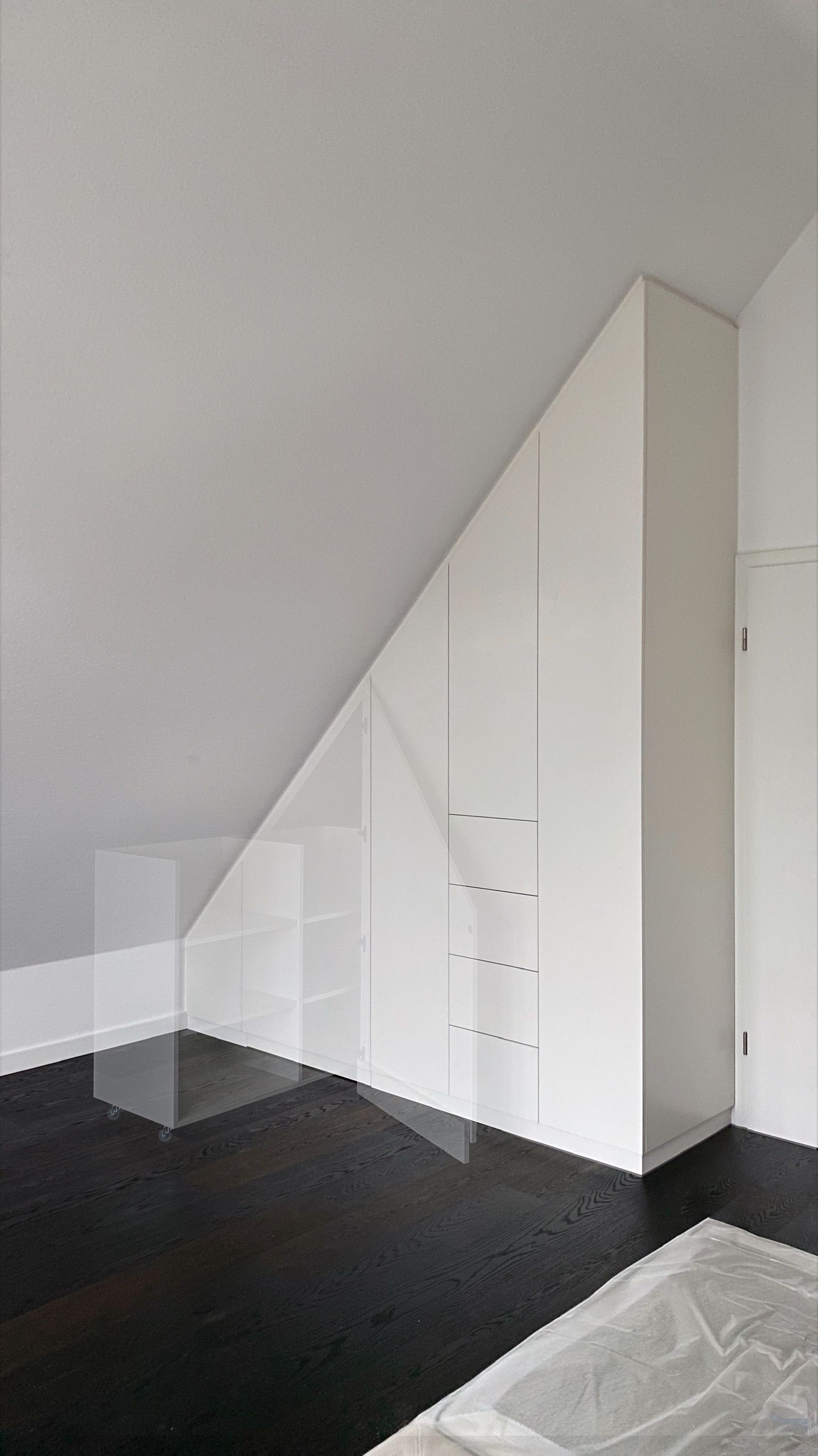 Dachschrägenschrank vor Abseite