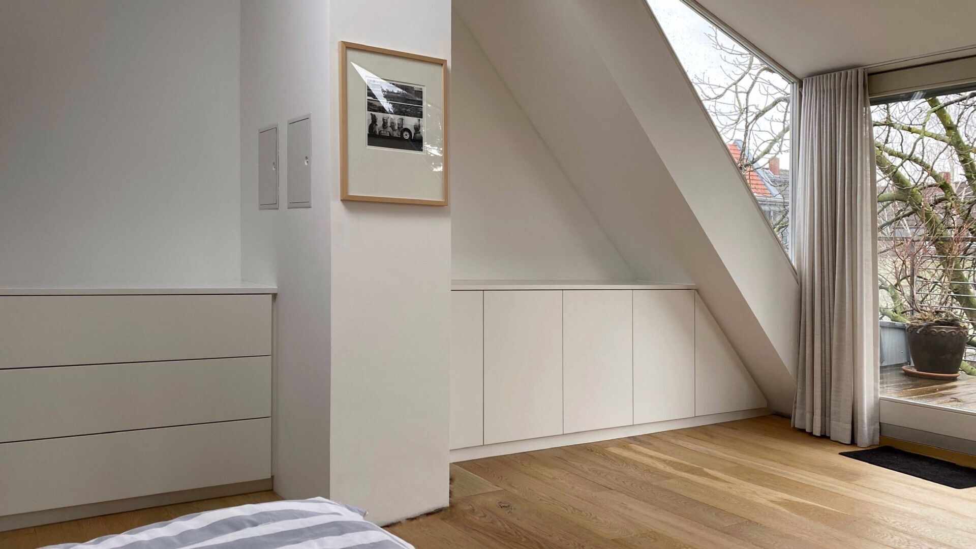 Der Dachschräge angepasstes Sideboard