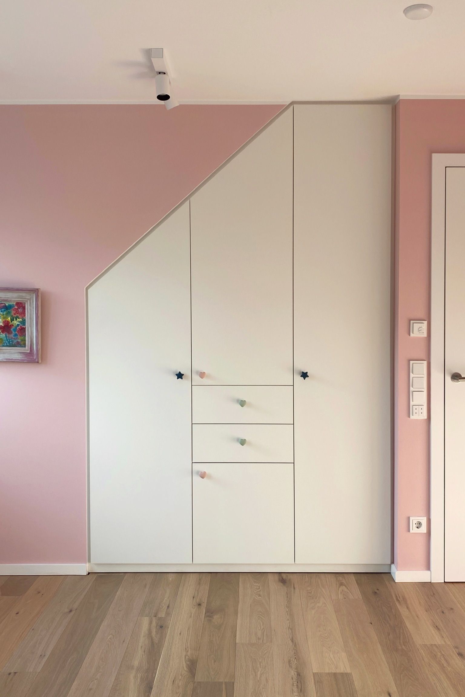 Schräg gebauter Kleiderschrank