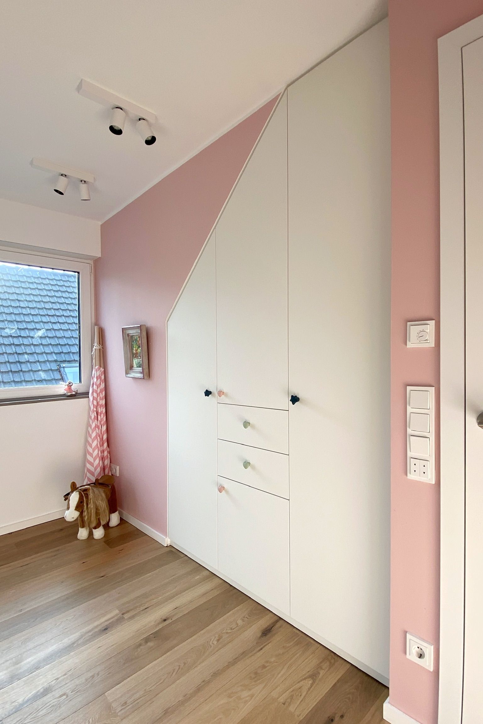 Schrank in schräge Nische bauen