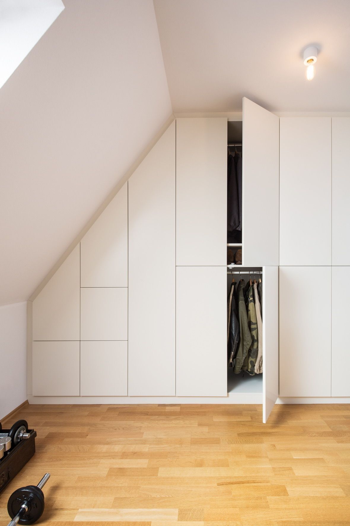 Kleiderschrank unter Dachschräge maßgetischlert