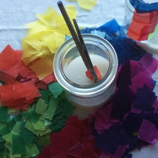 Kleister mit buntem Transparent-Papier zum basteln von Windlichtern