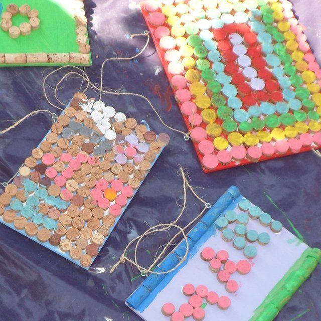 Holz, Stoff, Pinsle und Farben Material zum Basteln einer Holzschiffes