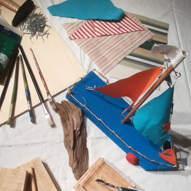 Bunte Korkbilder von Kindern gestaltet