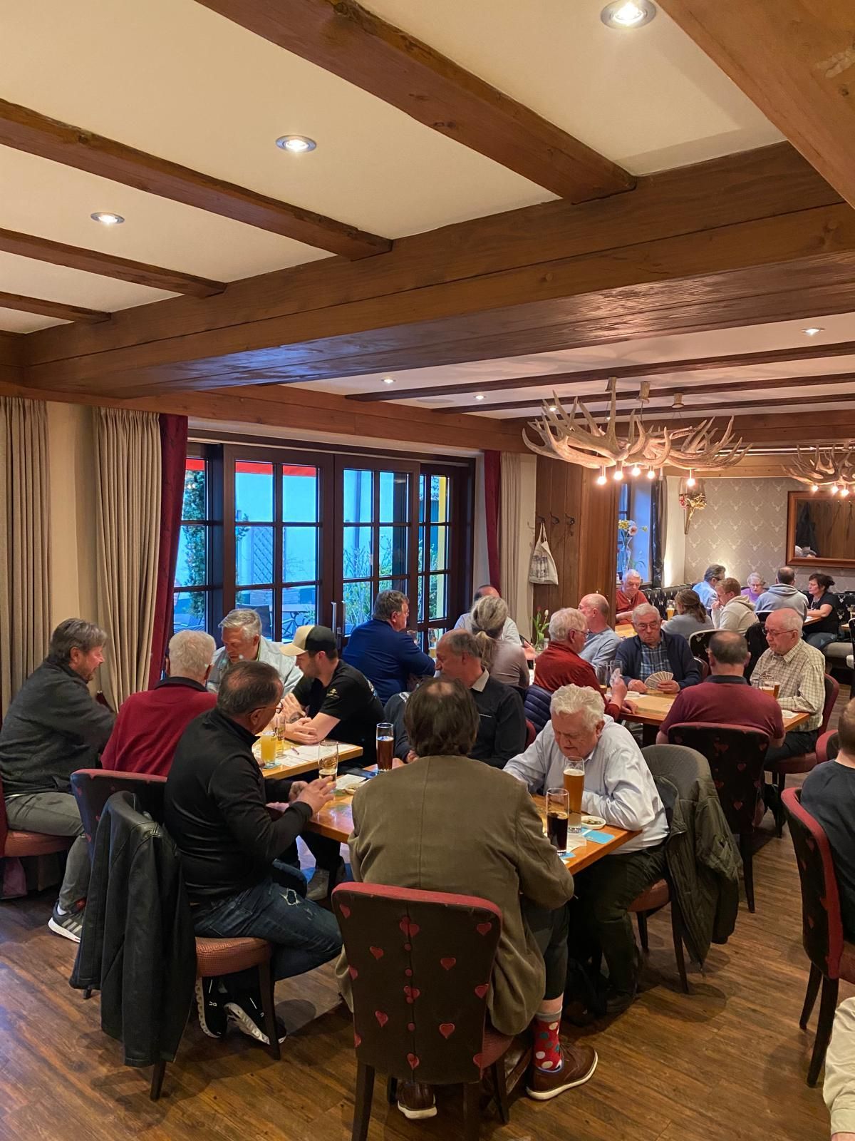 Stimmungsbild Schafkopfturnier 2025 Kartenspieler an verschiedenen Tischen