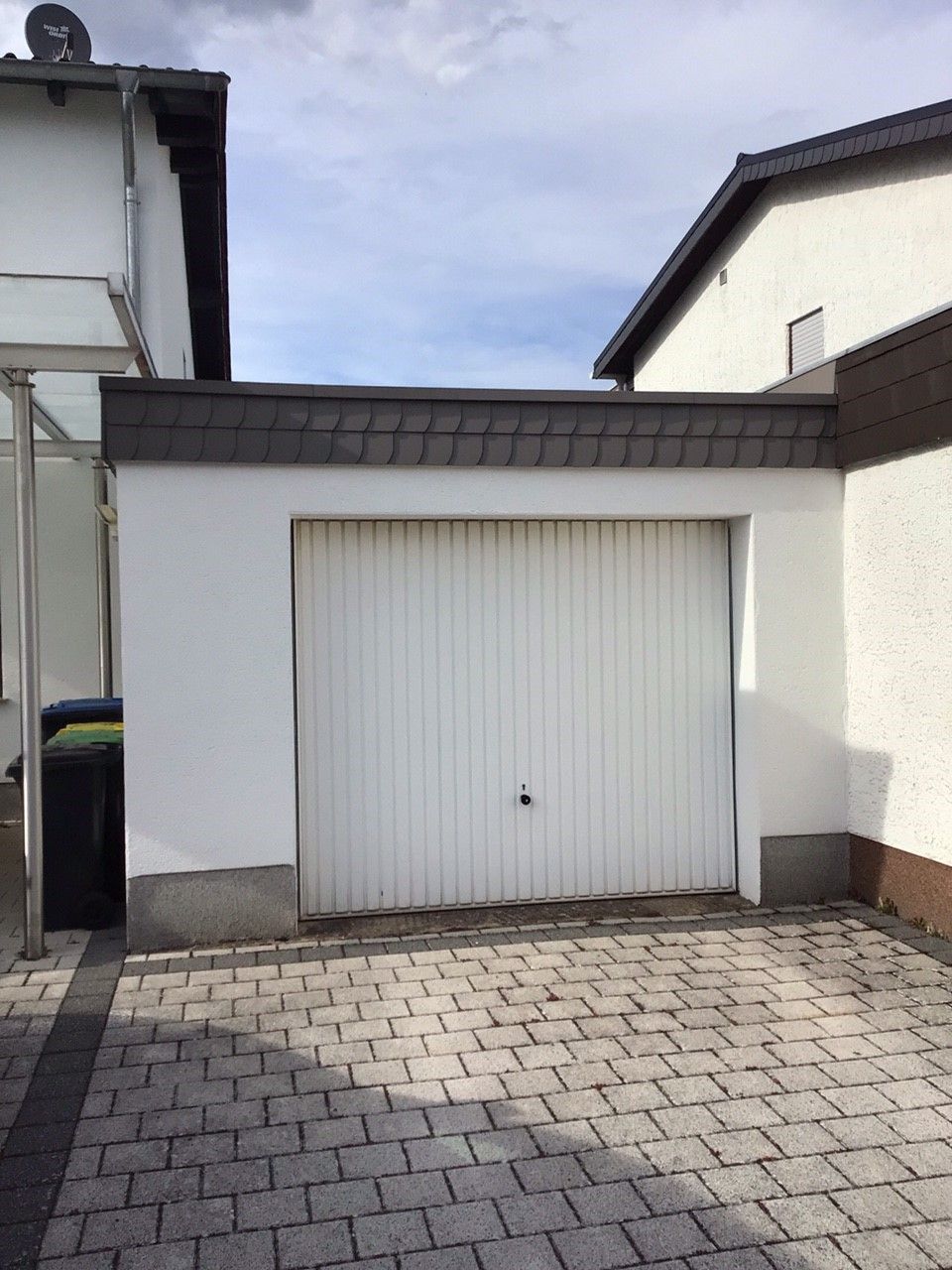 Schwingtor_vorher_Saarland_Rolladen_Kessler weißes Schwingtor