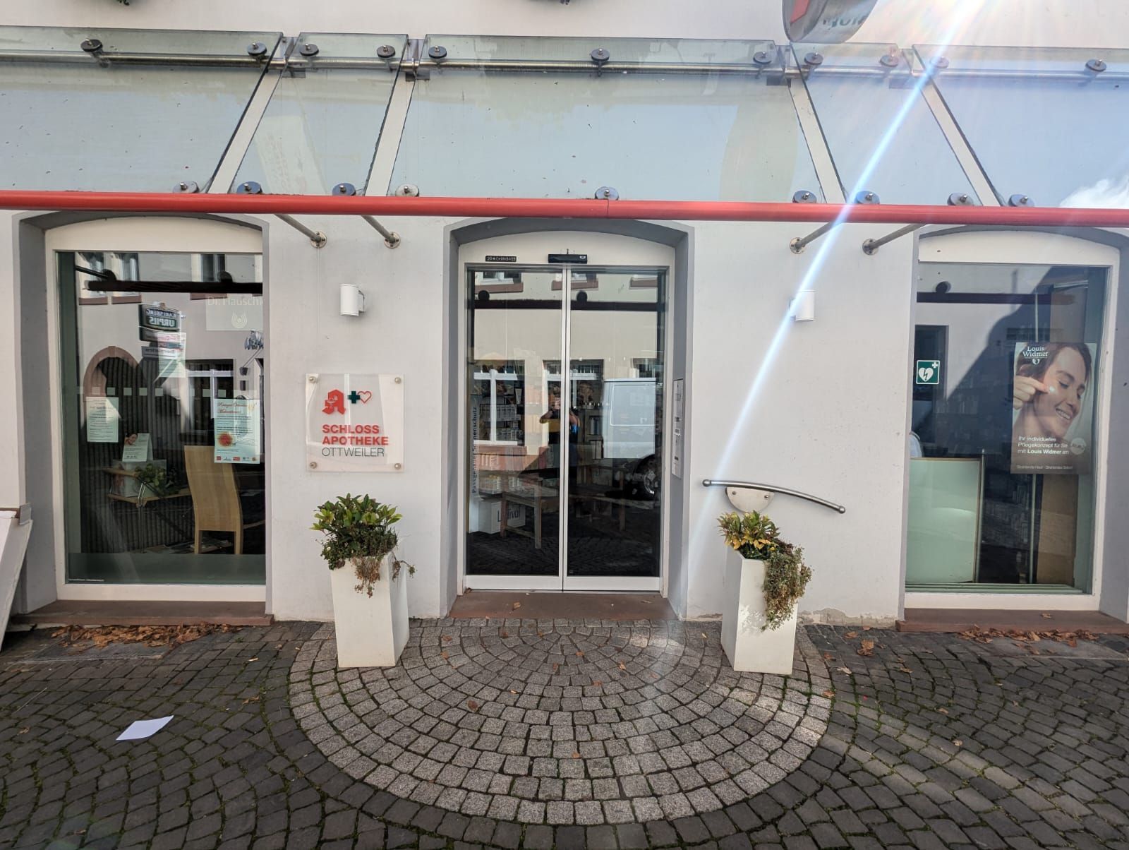 Vor Hochwasser ungeschützter Eingang einer Apotheke 2-flüglige Schiebetür als Haupteingang einer Apotheke, die beim letzten Hochwasser überschwemmt wurde.