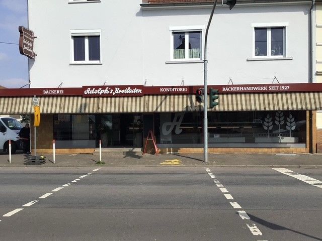 Große Fassade mit 16m Markise alte offene Markise über die komplette Geschäftsfassade