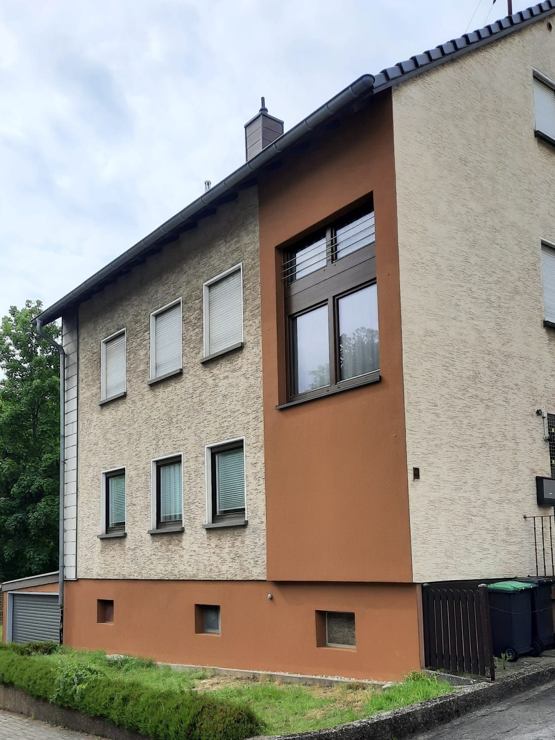 neue Fassade (A1-Netzwerk Projekt) neue Treppenhausverglasung mit neuen Fenstern, ein Stück der alten Maueröffnung wurde zugemauert, anschließend die neuen Fenster montiert und dann verputzt und gestrichen. Ein Gemeinschaftsprojekt von Bauunternehmen Azizi, Rudolf Steffes GmbH und Rolladen Kessler aus dem A1-Netzwerk.