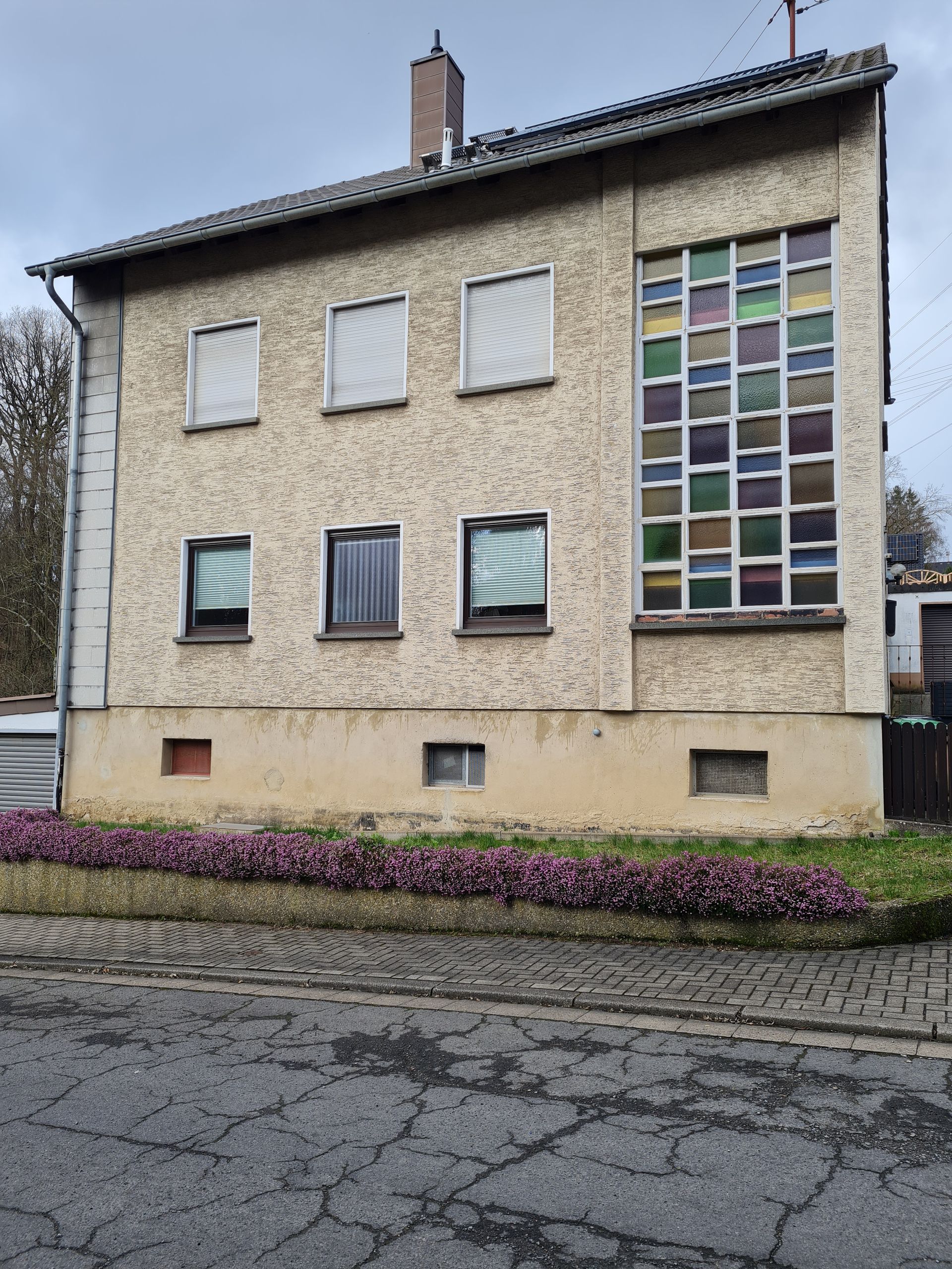 alte Fassade mit ungedämmter Verglasung im Treppenhaus alte Fassade mit ungedämmter Verglasung im Treppenhaus
