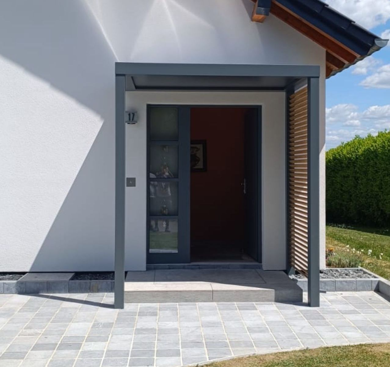 Vordach Portal Haustür geschützt mit einem Aluminium Vordach mit Lamellen-Seitenteil von Portal