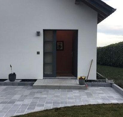 kein Vordach ungeschützte Haustür mit Podest