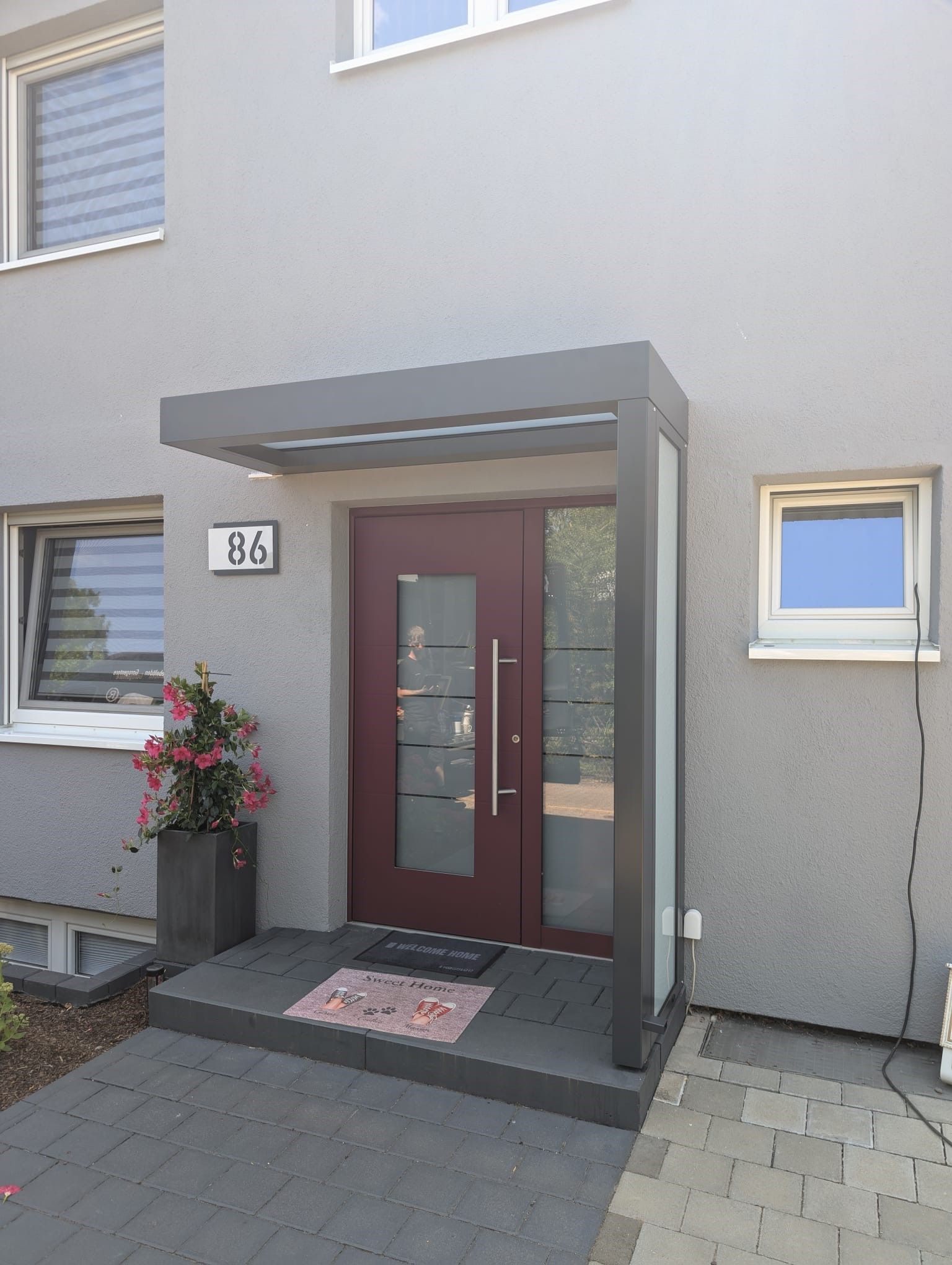 Vordach Portal Haustür geschützt mit einem Aluminium Glas-Vordach mit Glas-Seitenteil von Portal