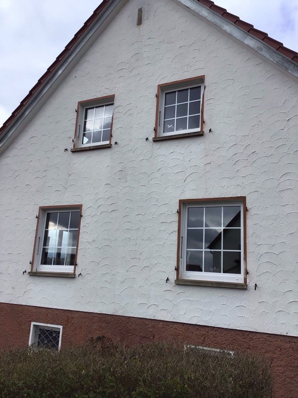 alte Fassade mit bereits demontierten Holz-Klappläden alte Fassade mit Holz-Klappläden