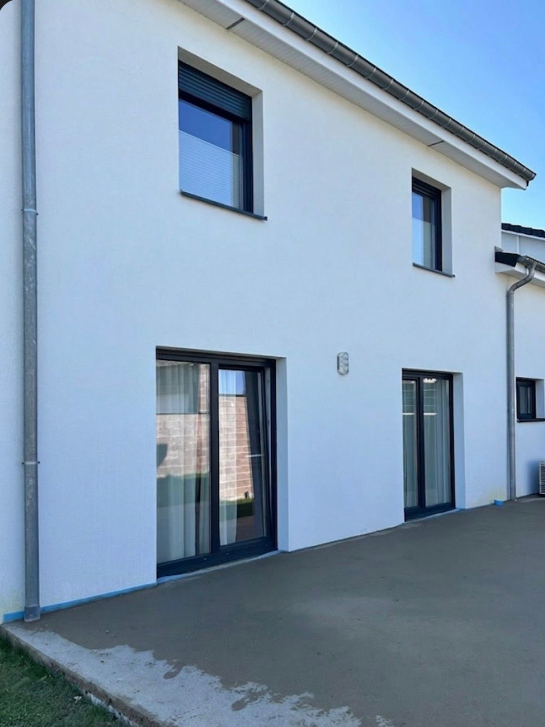 Terrasse ohne Markise 2-stöckiges Haus mit Terrasse, aber ohne Markise oder sonstigen Sonnenschutz.