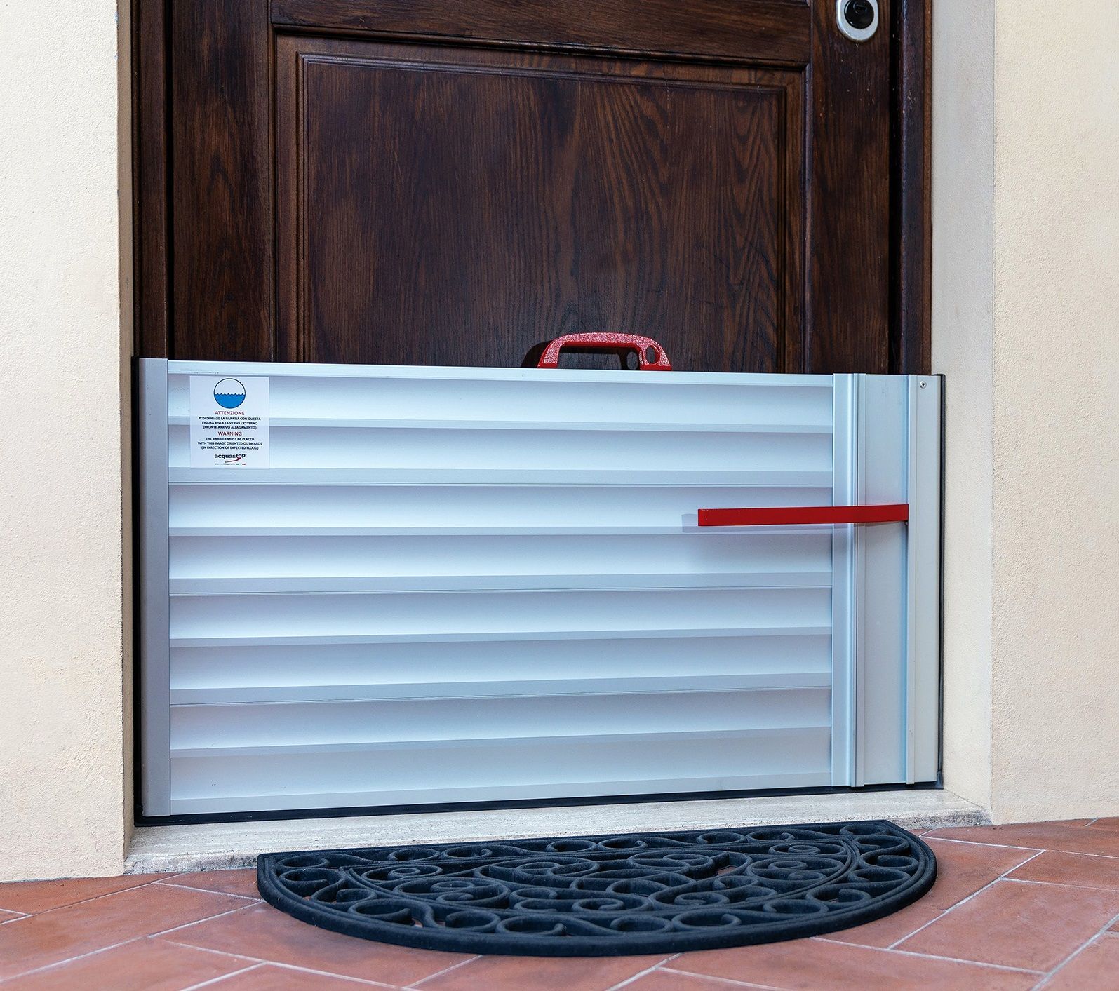 Hochwasserschutz Flutschott Classic eingebaut vor einer Haustür.