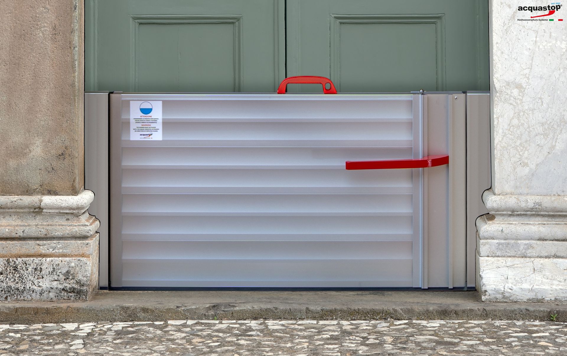 mobiler Überschwemmungsschutz vor einer Haustür im Denkmalschutz.