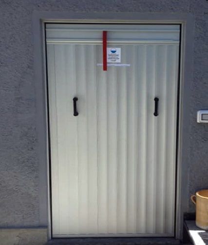 Hochwasserschutz Flutschott Integra eingebaut vor einer Kellertür. Statt einem Hochwasserschutz von 40-60 mm, wird hier die komplette Fläche der Tür geschützt.